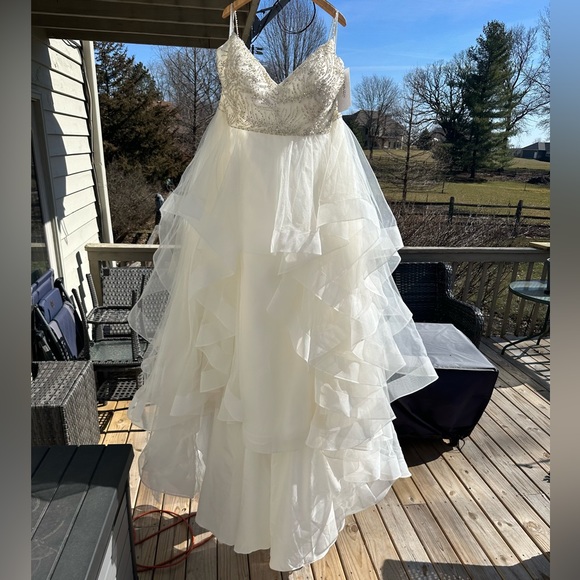 David’s Bridal Wedding Dress💍Plus size!24W Beaded bodice w/ tiered skirt- Ivory - Picture 5 of 8